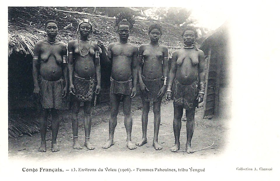 Environs du Voleu-Femmes Pahouines, tribu Yengué (1906)