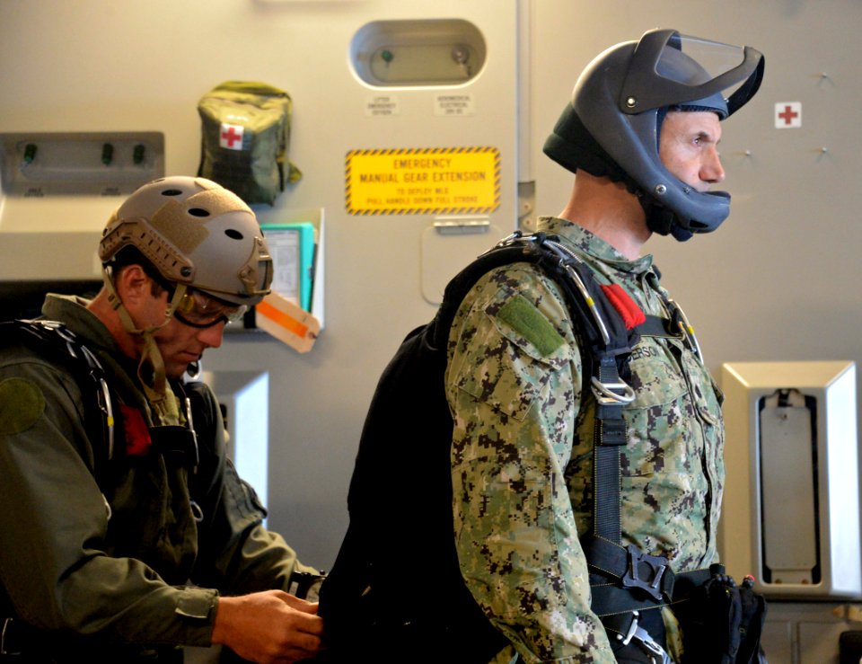 EOD Free-Fall Jump, RIMPAC 2014 140724-N-TM257-060
