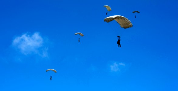 EOD parachute jump, RIMPAC 2014 140724-N-CN059-097