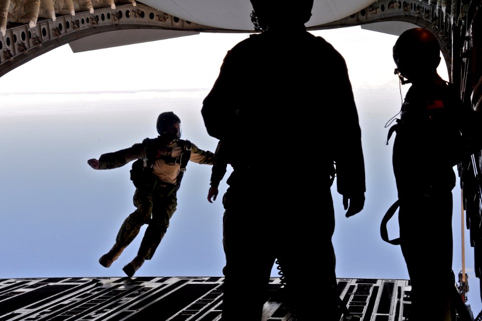 EOD free-fall jump, RIMPAC 2014 140724-N-TM257-224