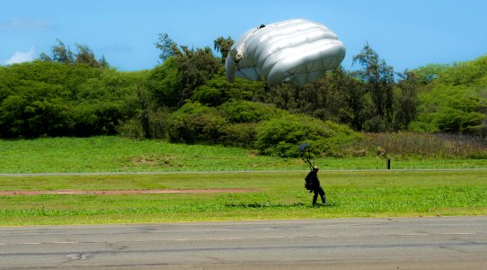 EOD parachute jump, RIMPAC 2014 140724-N-CN059-102