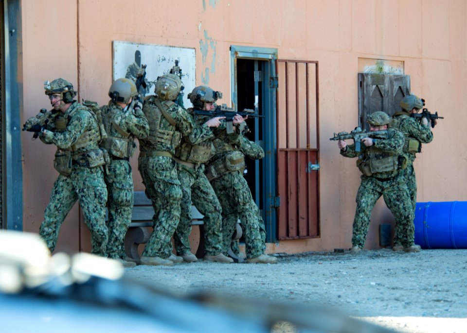 EODMU 12 breach training 130313-N-JV638-043