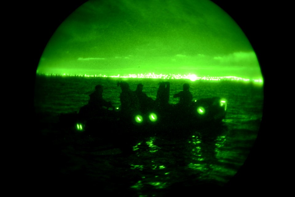EODMU 1 conduct night dive operations during RIMPAC 2014 140718-N-FN215-892