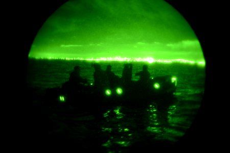 EODMU 1 conduct night dive operations during RIMPAC 2014 140718-N-FN215-892