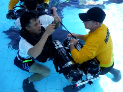 EODMU-5 trains Vietnamese divers. (14805515160)