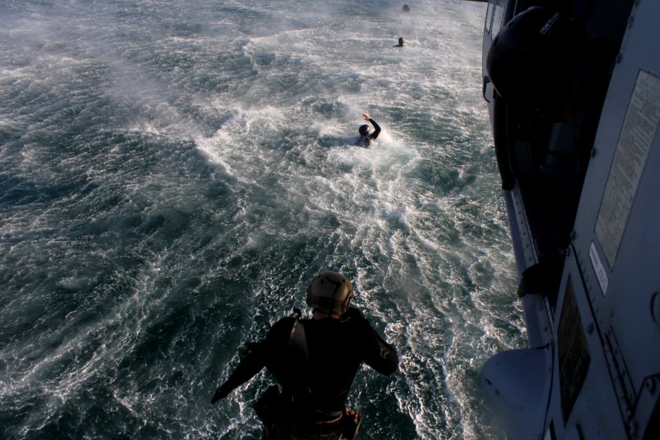 EODMU-8 conduct cast and recovery training. (13427414195)