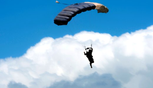 EOD parachute jump, RIMPAC 2014 140724-N-CN059-046