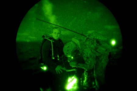 EODMU 1 conduct night dive operations during RIMPAC 2014 140718-N-FN215-930