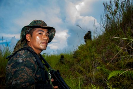 EOD techs and Guatemalan forces take part in a training exercise as part of Southern Partnership Station '14. 140810-N-IP743-790