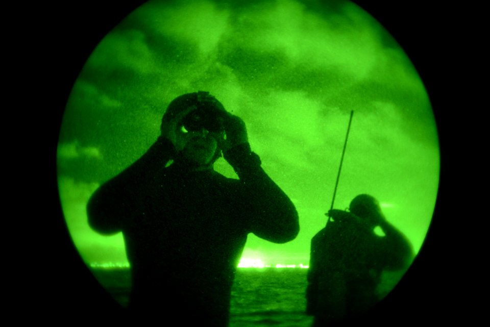 EODMU 1 conduct night dive operations during RIMPAC 2014 140718-N-FN215-943