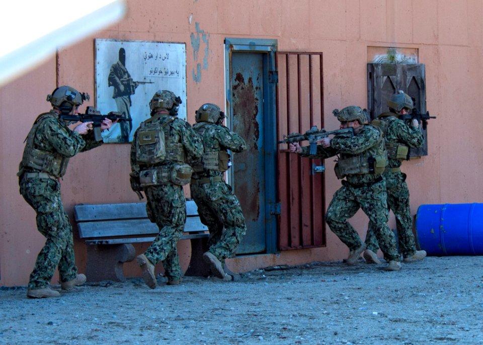 EODMU 12 breach training 130313-N-JV638-034