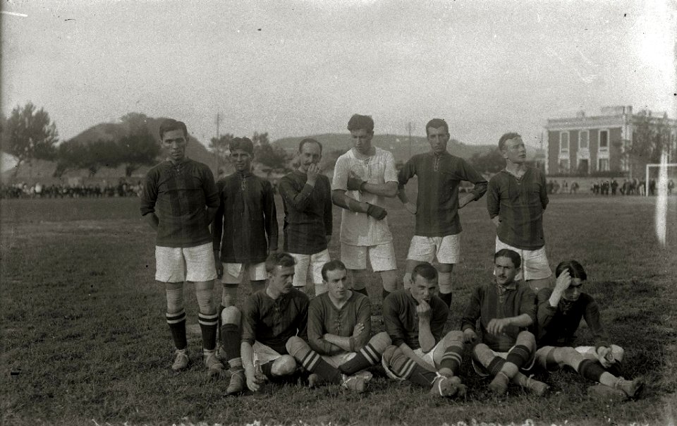 Equipo de fútbol del Barcelona en el campo de Ondarreta (1 de 1) - Fondo Car-Kutxa Fototeka