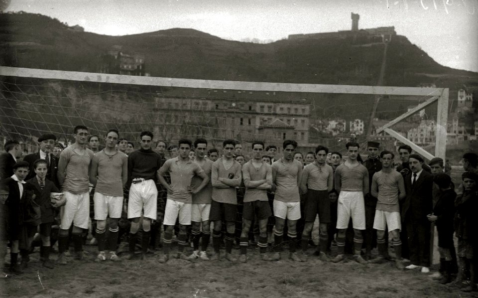 Equipo de fútbol en la playa de Ondarreta (1 de 2) - Fondo Car-Kutxa Fototeka