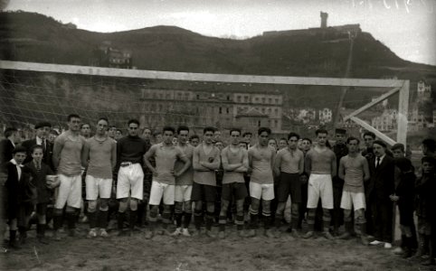 Equipo de fútbol en la playa de Ondarreta (1 de 2) - Fondo Car-Kutxa Fototeka