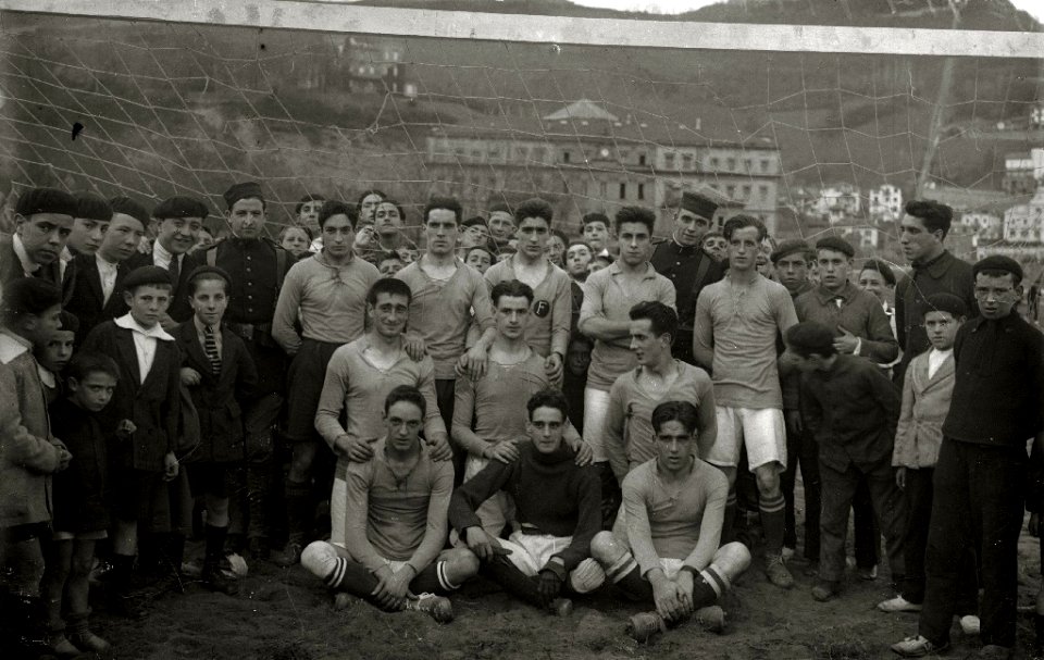Equipo de fútbol en la playa de Ondarreta (2 de 2) - Fondo Car-Kutxa Fototeka