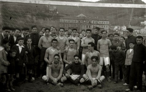 Equipo de fútbol en la playa de Ondarreta (2 de 2) - Fondo Car-Kutxa Fototeka