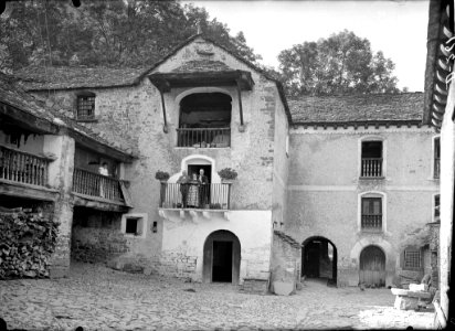 Era i façanes amb gent als balcons de la Casa Viu de Torla