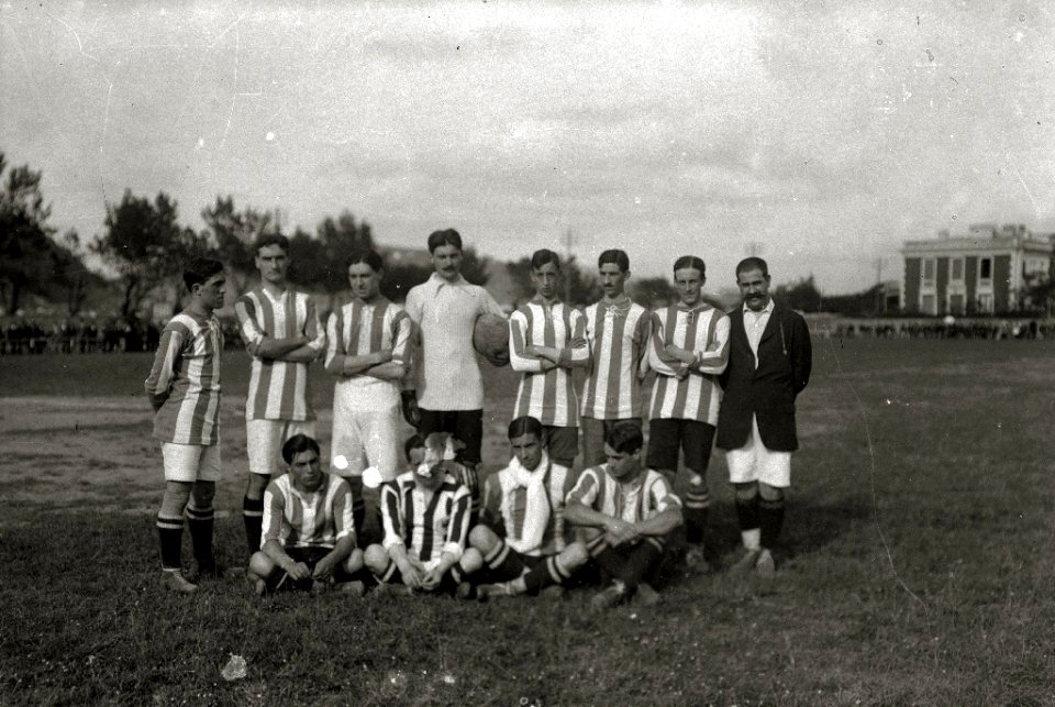 Equipo de fútbol de la Real Sociedad en el campo de Ondarreta (1 de 1) - Fondo Car-Kutxa Fototeka