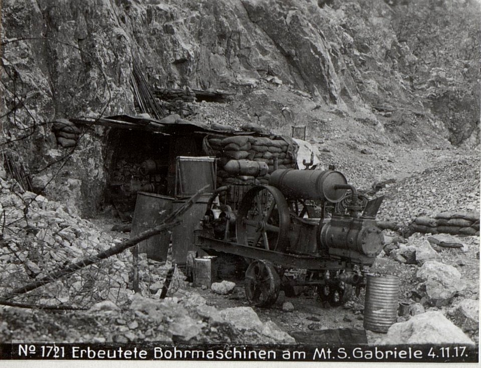 Erbeutete Bohrmaschinen am Mt.S.Gabriele 4.11.17. (BildID 15608474)