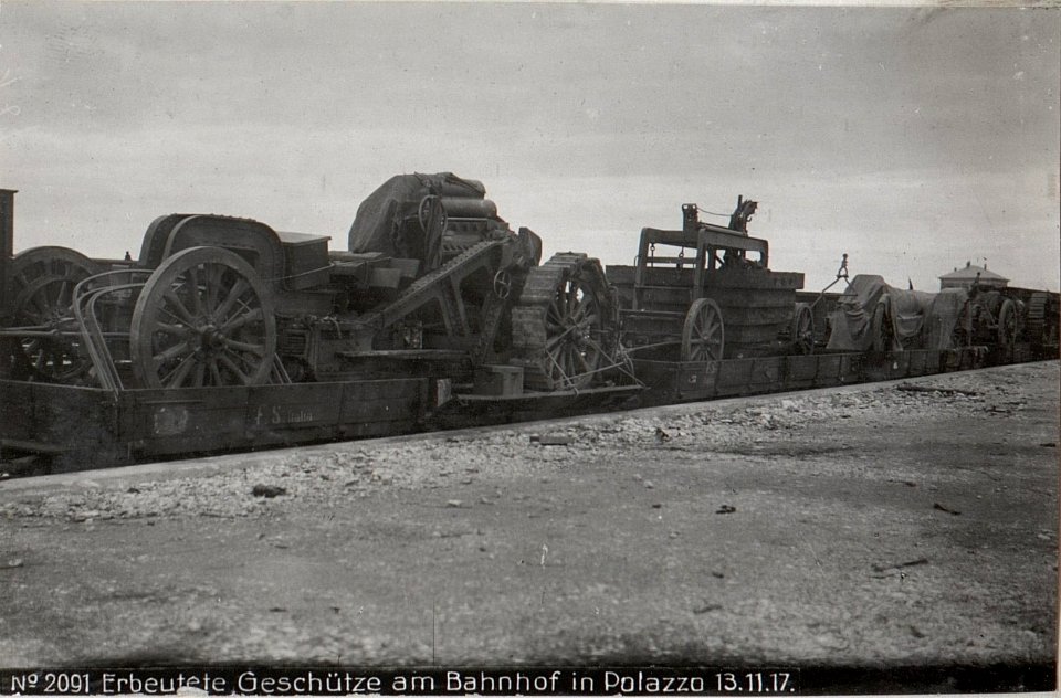 Erbeutete Geschütze am Bahnhof in Polazzo 13.11.17. (BildID 15611465)