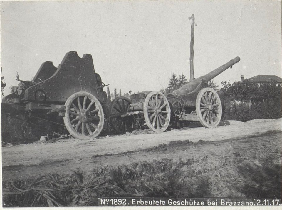 Erbeutete Geschütze bei Brazzano.2.11.17. (BildID 15609671)