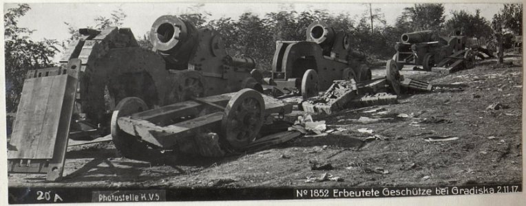 Erbeutete Geschütze bei Gradiska 2.11.17. (BildID 15609391)
