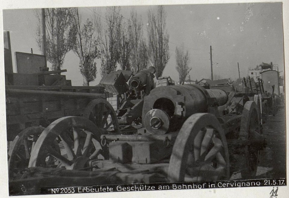 Erbeutete Geschütze am Bahnhof in Cervignano 21.11.17. (BildID 15611199)