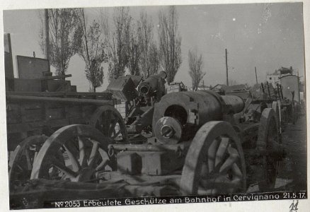 Erbeutete Geschütze am Bahnhof in Cervignano 21.11.17. (BildID 15611199)