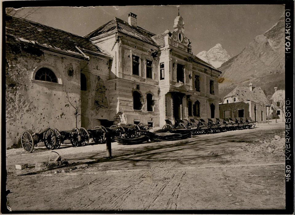 Erbeutete italienische Geschütze am Hauptplatz in Flitsch (BildID 15731324)