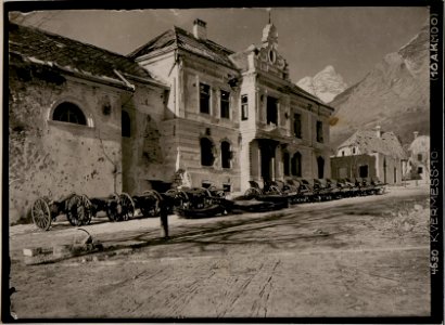 Erbeutete italienische Geschütze am Hauptplatz in Flitsch (BildID 15731324)