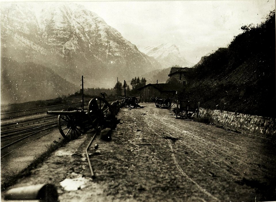 Erbeutete Geschütze in Calalzo. (BildID 15416710)