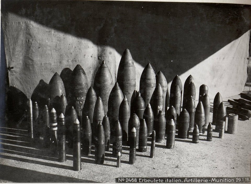 Erbeutete italien.Artillerie-Munition 29.1.18. (BildID 15614509)