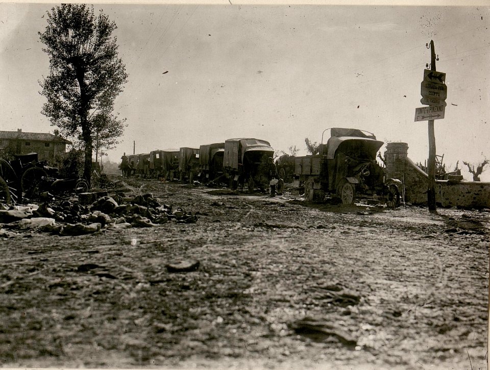Erbeutete itl.Lastenautomobile vor S.Daniele. (BildID 15507073)