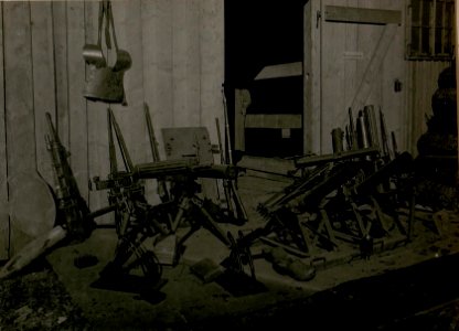 Erbeutete Maschinengewehre, Minenwerfer, sonstiges Kriefsmaterial. (Kriegssammelstelle Villach.) (BildID 15512490)