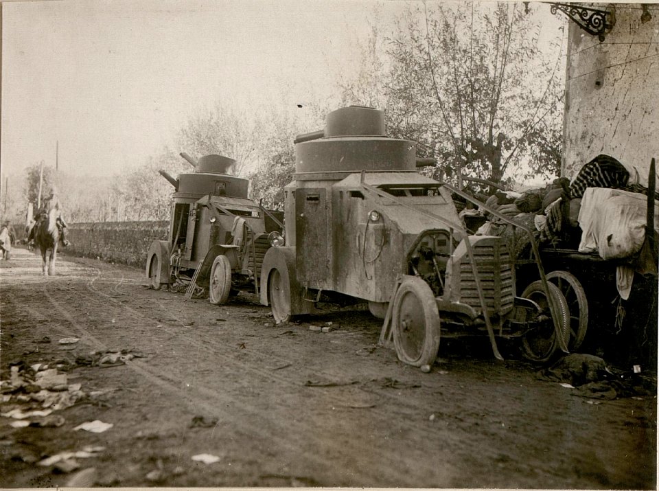 Erbeutete itl.Panzerautomobile bei S.Tommaso. (BildID 15507045)