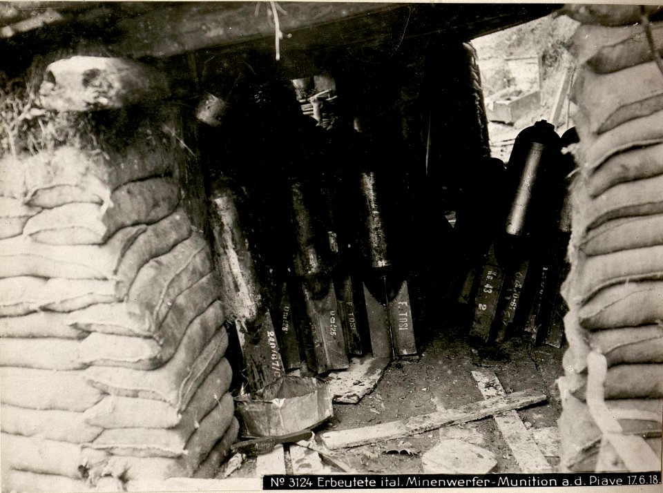 Erbeutete ital.Minenwerfer-Munition a.d. Piave 17.6.18. (BildID 15621862)