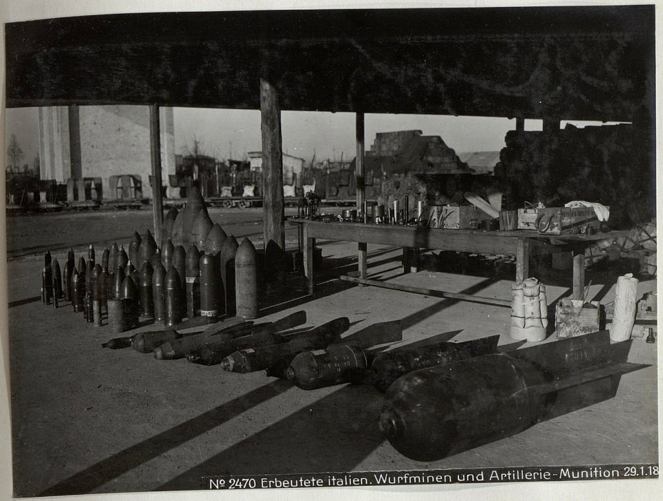 Erbeutete italien.Wurfminen und Artillerie-Munition 29.1.18. (BildID 15614523)