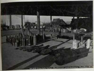 Erbeutete italien.Wurfminen und Artillerie-Munition 29.1.18. (BildID 15614523)