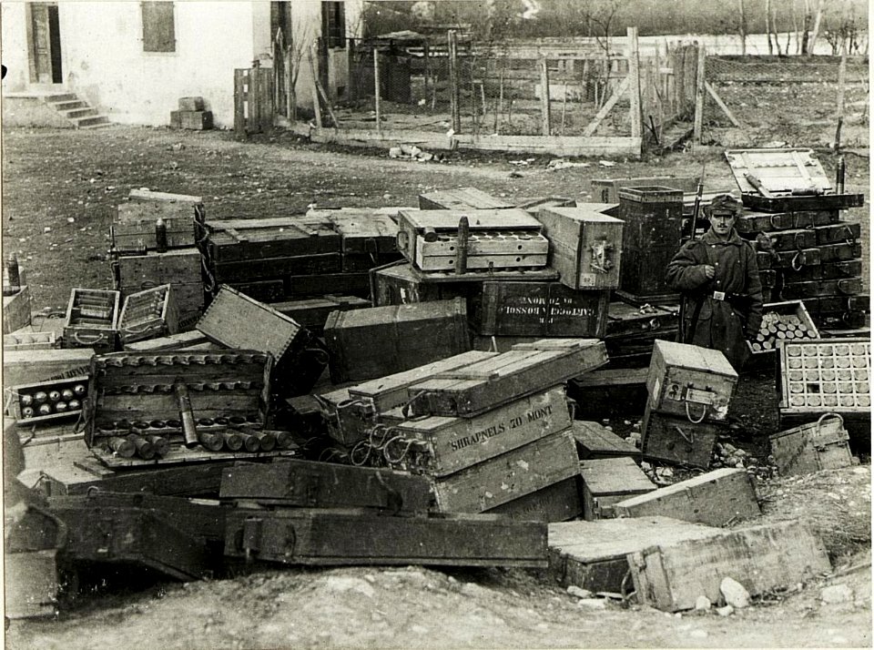 Erbeutete italienische Munition bei Longarone. (BildID 15417522)