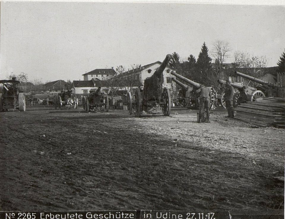 Erbeutete Geschütze in Udine 27.11.17. (BildID 15612690)