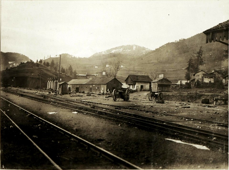 Erbeutete italienische Geschütze am Bahnhof Calatzo (BildID 15416360)
