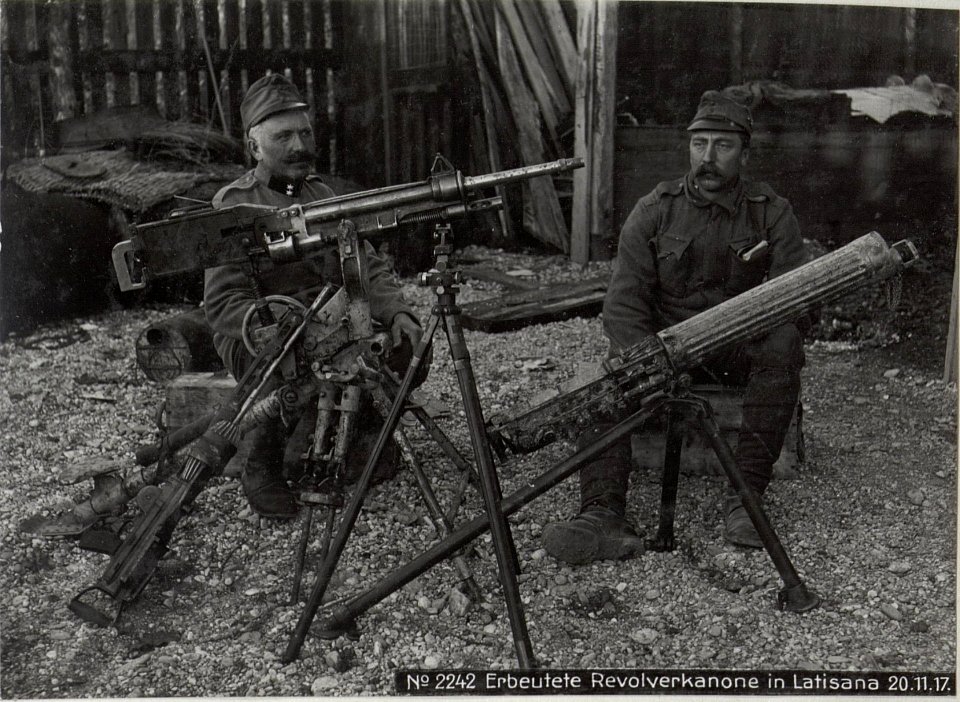 Erbeutete Revolverkanone in Latisana 20.11.17. (BildID 15612529)
