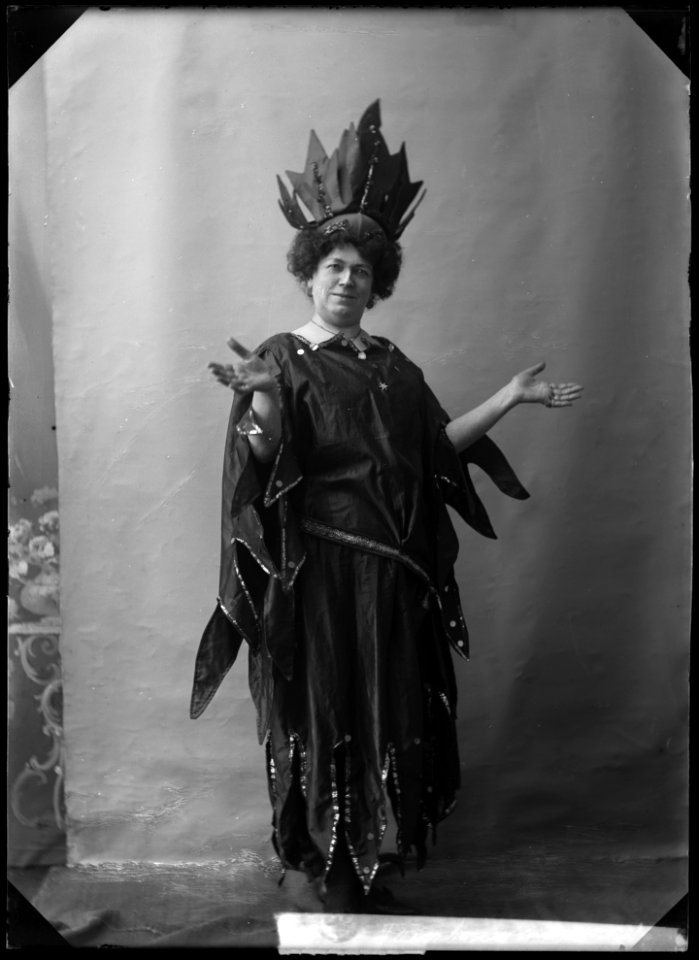 Erika Törnberg as Hins mamma in the revue Stockholmsluft at Södra teatern 1905 - SMV - GT067