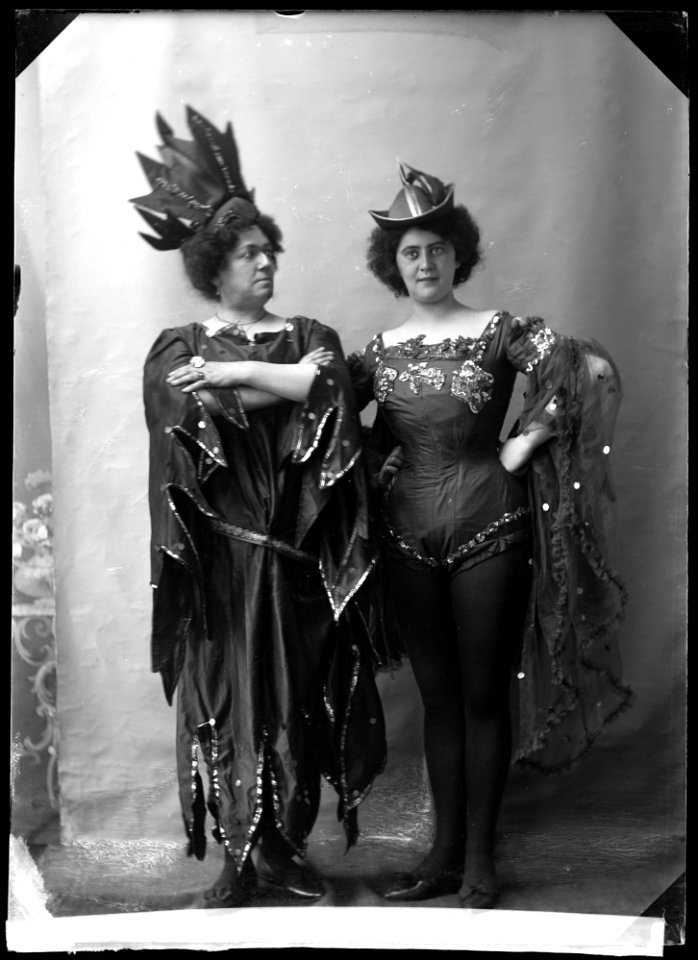Erika Törnberg and Maja Johansson in Stockholmsluft at Södra teatern 1905 - SMV - GJ032