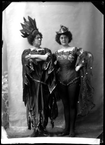 Erika Törnberg and Maja Johansson in Stockholmsluft at Södra teatern 1905 - SMV - GJ032