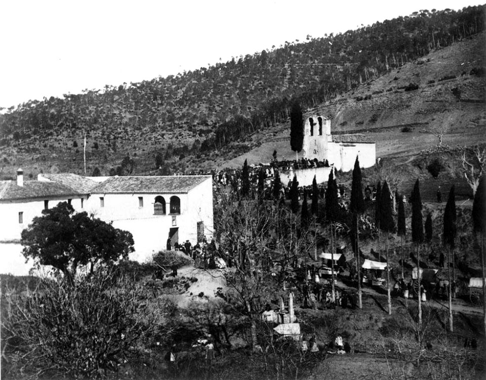 Ermita de Sant Medir i una masia propera amb gent