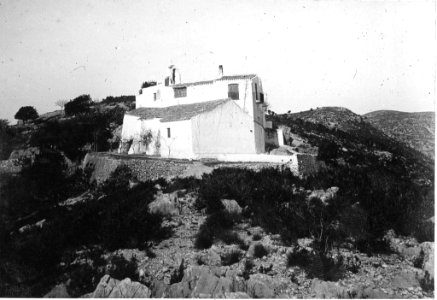 Ermita i casa de la Trinitat sobre un turó de Vallcarca