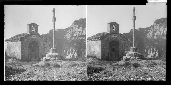 Ermita dels apòstols a Montserrat i una creu de pedra