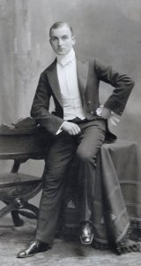 Ernst Königsgarten Smoking