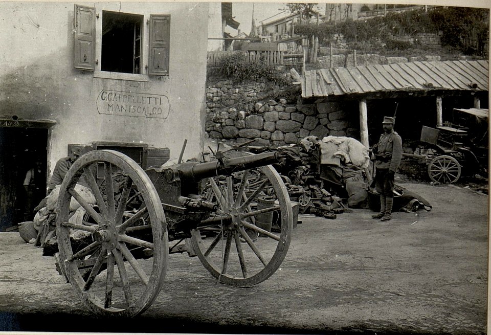 Eroberte italienische Kanone. Aufgenommen am 22. Mai 1916. (BildID 15534175)